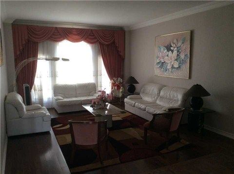 11 Horizon Crt, Richmond Hill, L4B3G1 | Image 2