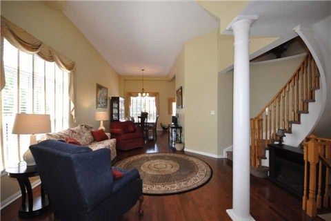 161 Mainprize Cres, East Gwillimbury, L0G1M0 | Image 3