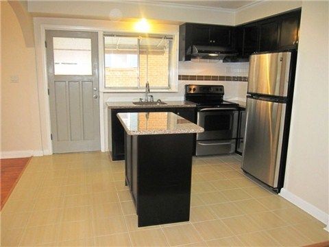 308 Skopit Rd, Richmond Hill, L4C 2Y8 | Image 2