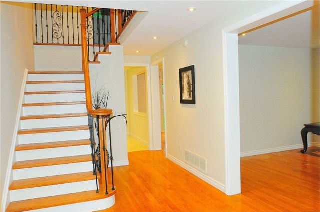 287 Manchester Dr, Newmarket, L3Y 6J4 | Image 2