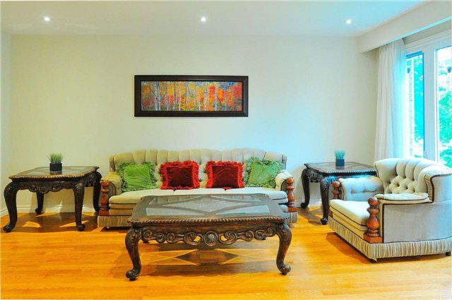 287 Manchester Dr, Newmarket, L3Y 6J4 | Image 3