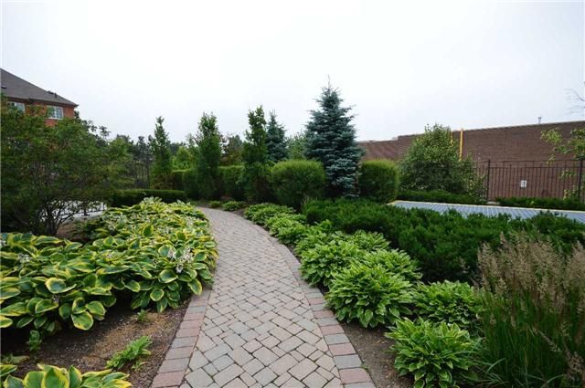 105 - 18 Harding Blvd, Richmond Hill, L4C0T3 | Image 2