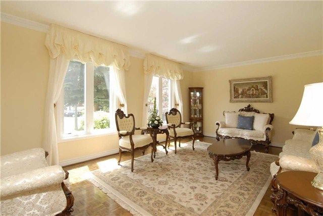 11 Wendover Crt, Richmond Hill, L4B3G4 | Image 3