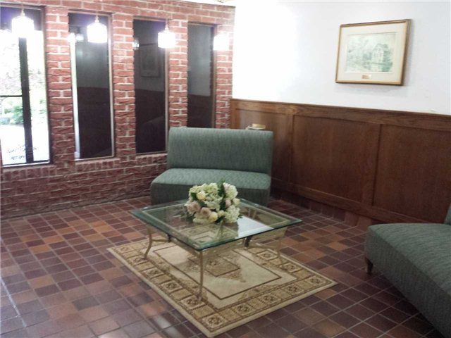 607 - 67 Richmond St, Richmond Hill, L4C3Y3 | Image 2