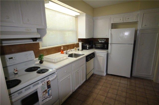 36 Sussex Ave, Richmond Hill, L4C2E6 | Image 3