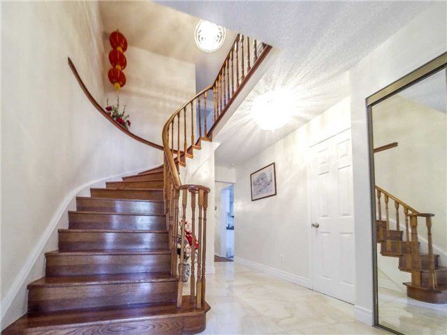 81 Stirling Cres, Markham, L3R7J8 | Image 2