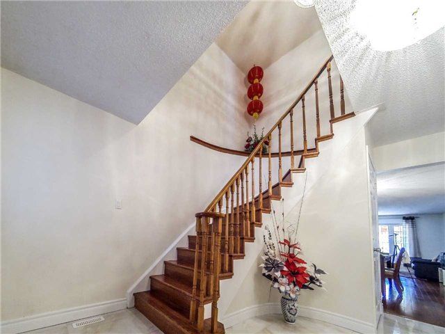 81 Stirling Cres, Markham, L3R7J8 | Image 2