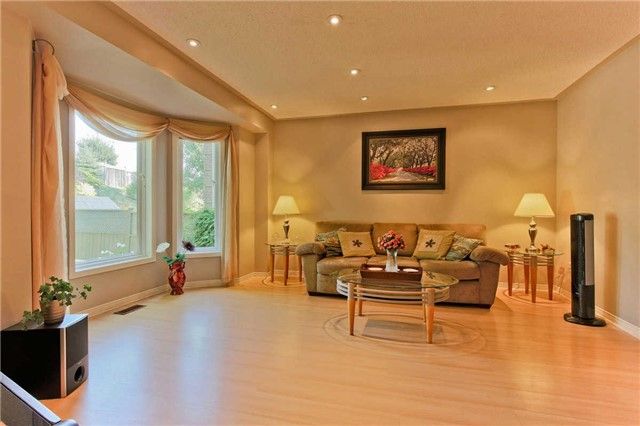 559 Walpole Cres, Newmarket, L3X2B2 | Image 3