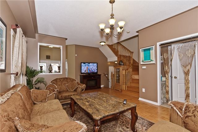 62 Colonial Cres, Richmond Hill, L4E3X3 | Image 2