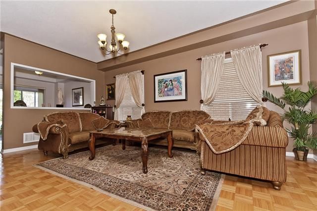 62 Colonial Cres, Richmond Hill, L4E3X3 | Image 3