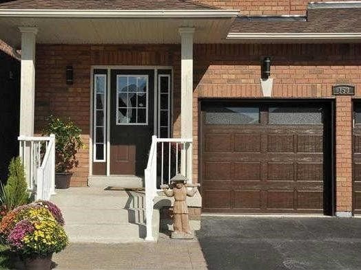 153 Woodbury Cres, Newmarket, L3X2S5 | Image 2