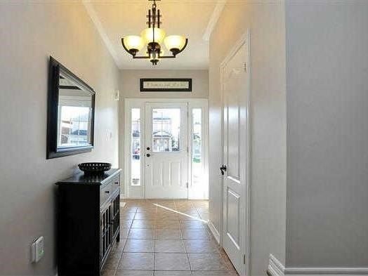 153 Woodbury Cres, Newmarket, L3X2S5 | Image 3