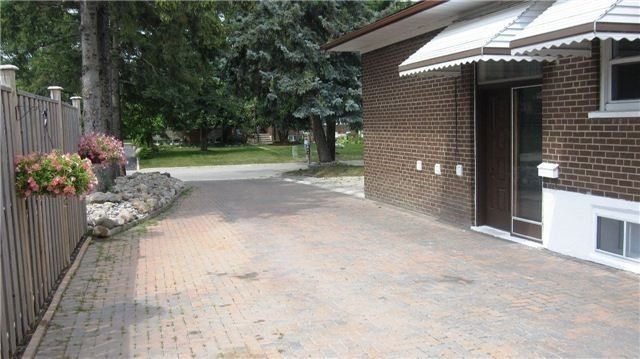 308 Skopit Rd, Richmond Hill, L4C2Y8 | Image 2