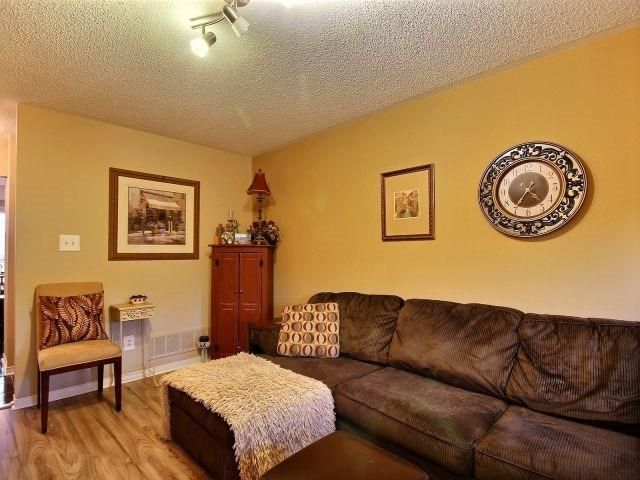 32 Mugford Rd, Aurora, L4G7H5 | Image 2