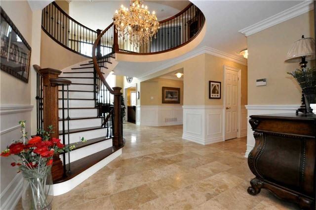 725 Exceller Circ, Newmarket, L3X1P4 | Image 2