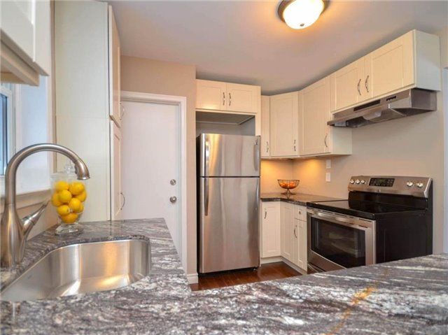 107 Cherrywood Dr, Newmarket, L3Y 2X6 | Image 3