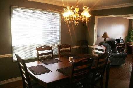 325 Salisbury Lane, Newmarket, L3Y8A6 | Image 3