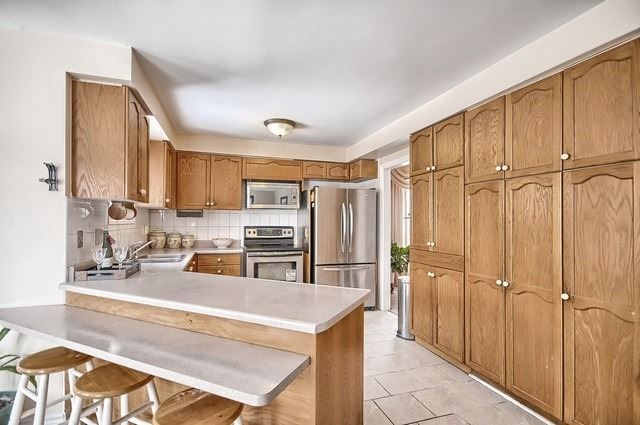492 Traviss Dr, Newmarket, L3Y7K5 | Image 3