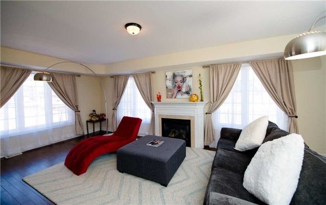 144 Chapman Crt, Aurora, L4G0E2 | Image 2