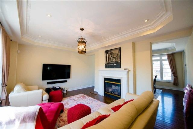 144 Chapman Crt, Aurora, L4G0E2 | Image 3