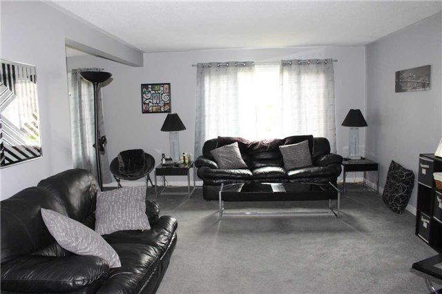 1022 Janette St, Newmarket, L3Y3C5 | Image 3