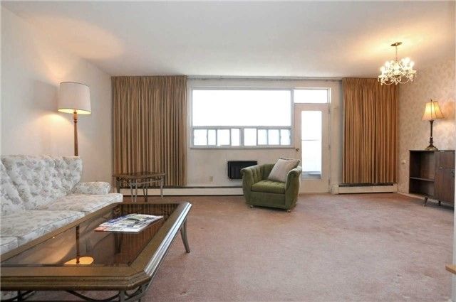 304 - 67 Richmond St, Richmond Hill, L4C3Y3 | Image 3