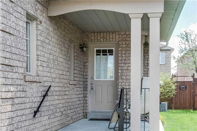 62 Macedonia Crt, Newmarket, L3X2W8 | Image 2