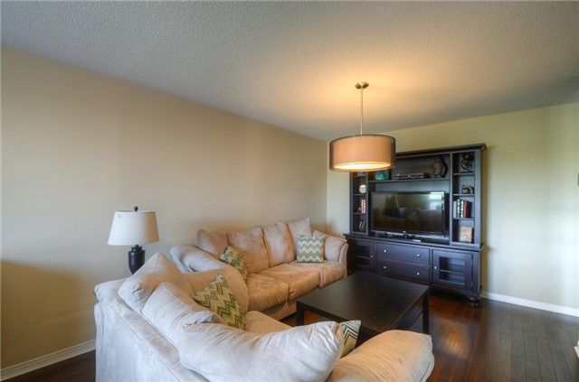 93 Clearmeadow Blvd, Newmarket, L3X 2M5 | Image 2