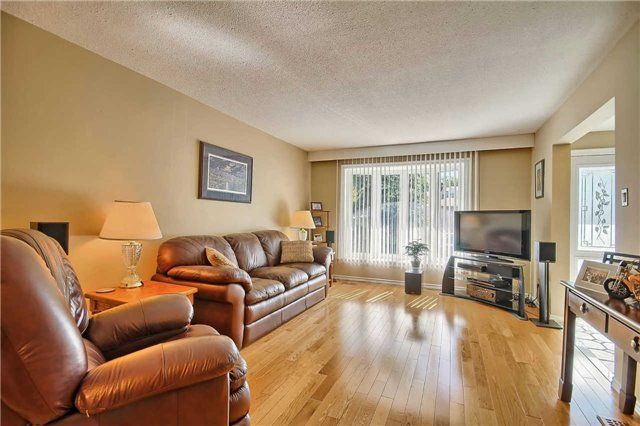 739 Pam Cres, Newmarket, L3Y5B7 | Image 2