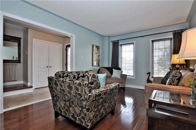 144 Aspenwood Dr, Newmarket, L3X2X6 | Image 3