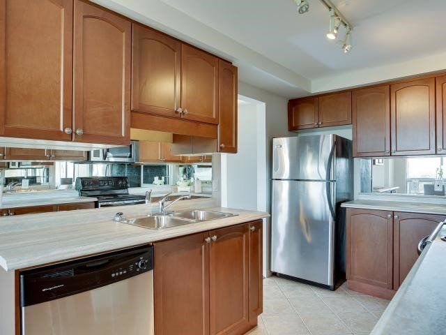 705 - 2 Maison Parc Crt, Vaughan, L4J9K4 | Image 3