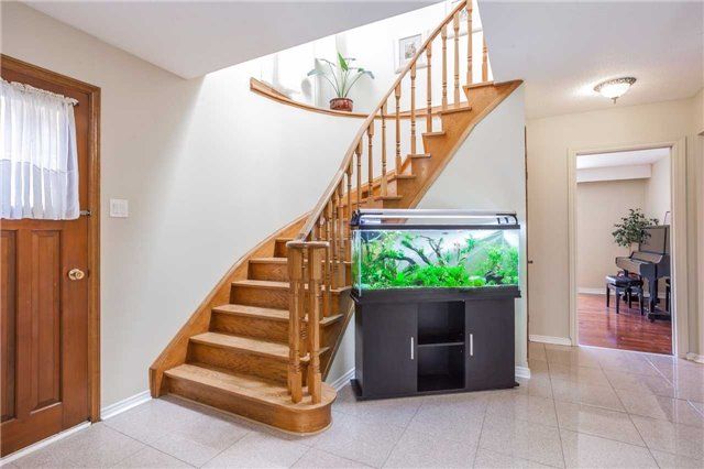 6 Simsbury Crt, Markham, L3R3G7 | Image 2