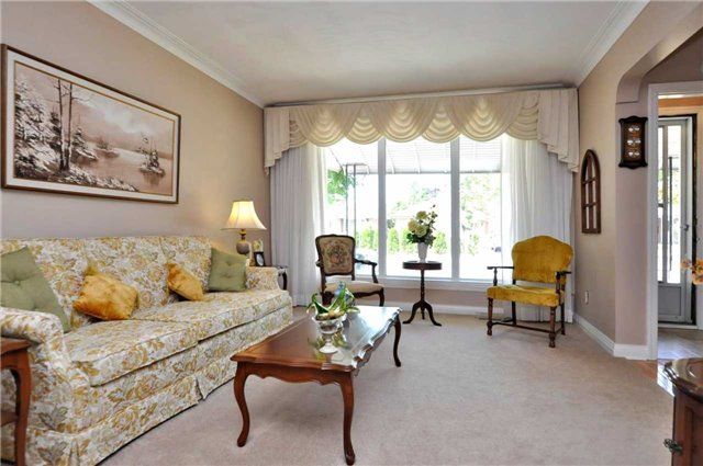 438 Centre St E, Richmond Hill, L4C1B7 | Image 2