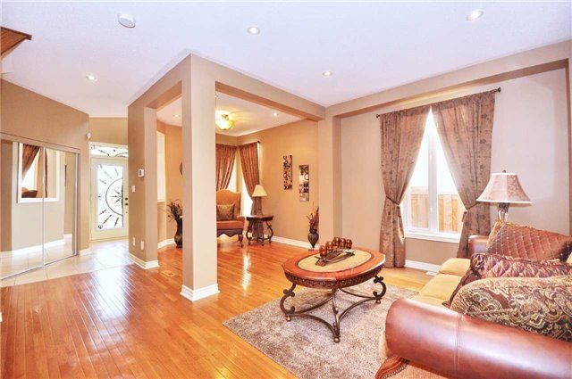 359 Worthington Ave, Richmond Hill, L4E4S3 | Image 2