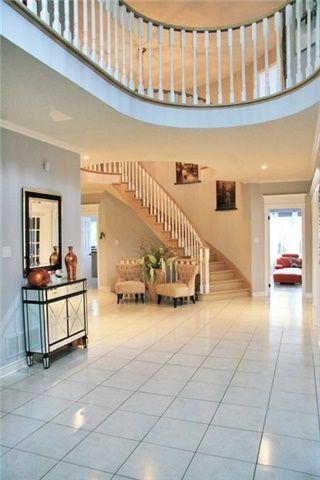 956 Portminster Crt, Newmarket, L3X1L8 | Image 2