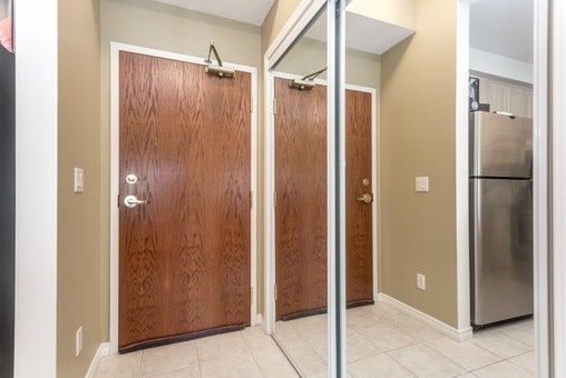 403 - 2 Maison Parc Crt, Vaughan, L4J9K4 | Image 3