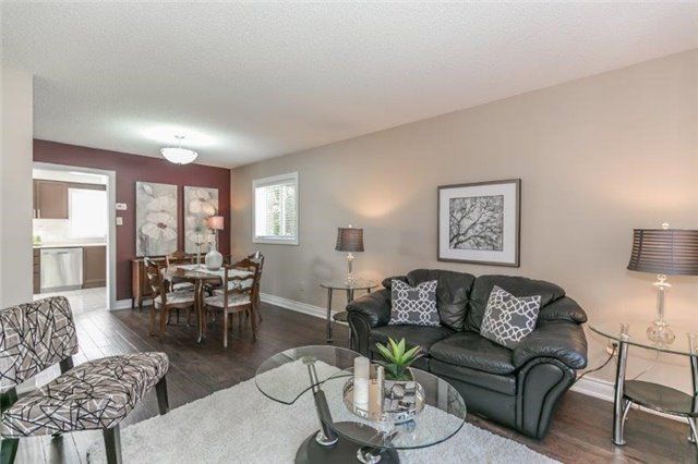 528 Veale Pl, Newmarket, L3Y8H9 | Image 2