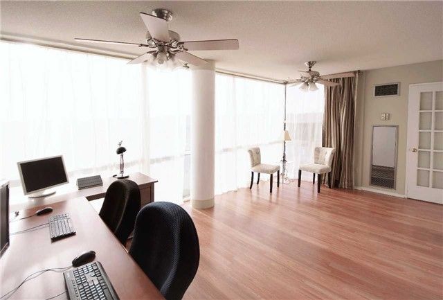 810 - 20 Harding Blvd W, Richmond Hill, L4C9S4 | Image 3