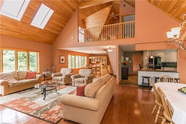 1785 Davis Dr W, King, L3Y 4V9 | Image 2