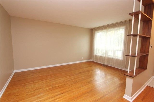 22 Knowles Cres, Aurora, L4G1Z6 | Image 2