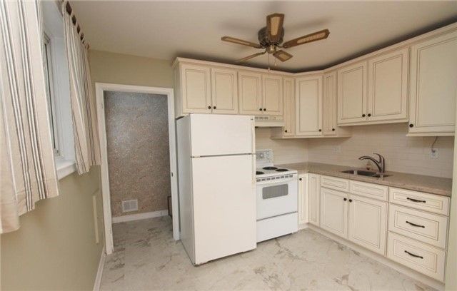 22 Knowles Cres, Aurora, L4G1Z6 | Image 3