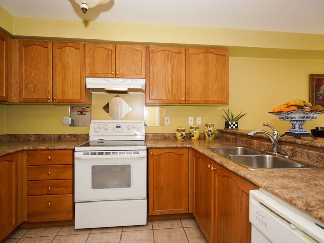 154 Amulet Cres, Richmond Hill, L4S2T5 | Image 3