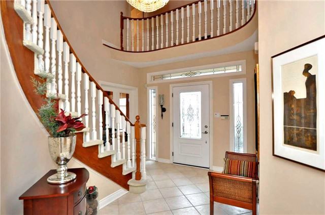 11 Gatcombe Circ, Richmond Hill, L4C9P4 | Image 2