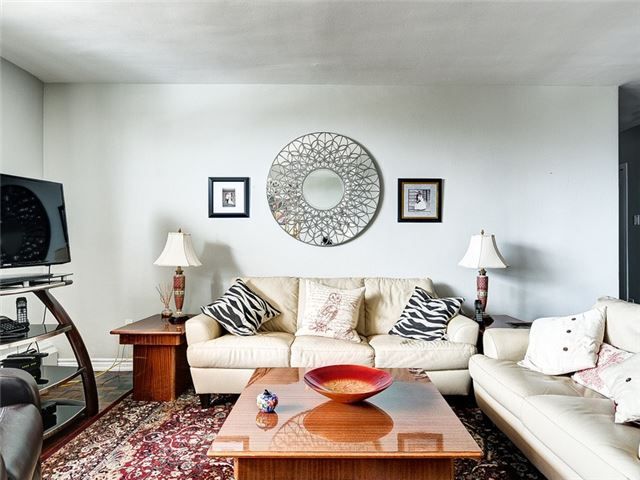 702 - 67 Richmond St, Richmond Hill, L4C3Y3 | Image 2