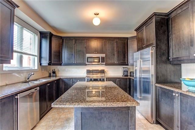 1015 Ralston Cres, Newmarket, L3X3H8 | Image 2