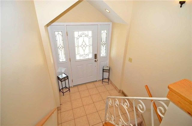 126 Cascade Circ, Richmond Hill, L4C3H7 | Image 3
