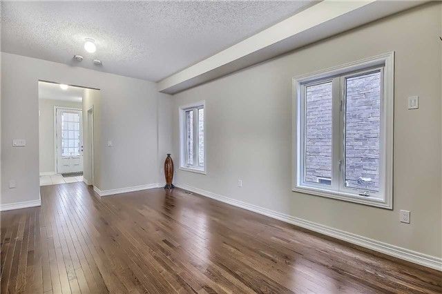 625 Sweetwater Cres, Newmarket, L3X0H5 | Image 3