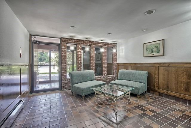 305 - 67 Richmond St, Richmond Hill, L4C3Y3 | Image 2