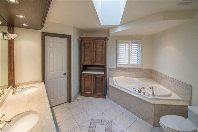 20 Blackforest Dr, Richmond Hill, L4E2P5 | Image 2