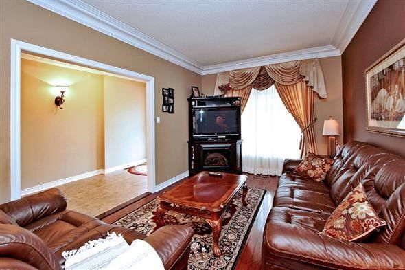 492 Kwapis Blvd, Newmarket, L3X3K6 | Image 2